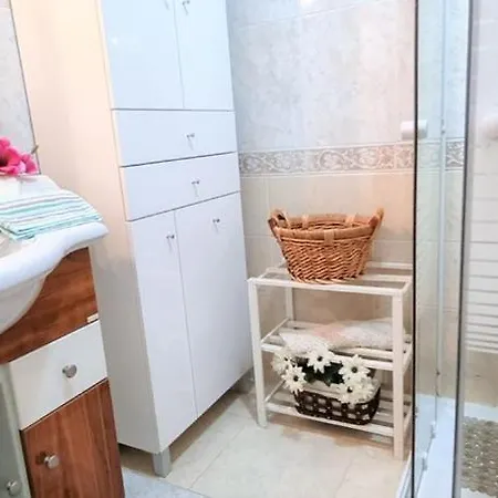 Cozy Sunny Wi-fi & Ac Apartment *